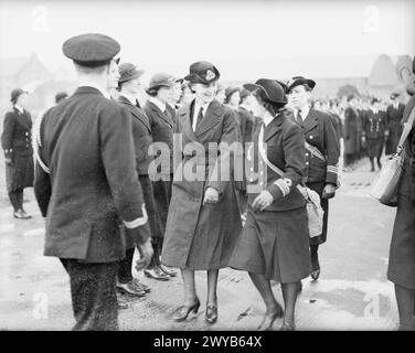 SAR la duchesse de Kent inspecte le personnel du WRNS à leur quartier général de Greenock le 15 octobre 1941. Banque D'Images