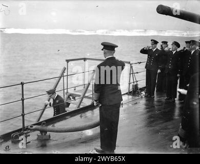 NOUVEAU COMMANDANT DANS LA FLOTTE PRINCIPALE. DÉCEMBRE 1940, À BORD DU NAVIRE AMIRAL HMS NELSON. AMIRAL JOHN CRONYN TOVEY, CB, DSO, PRENANT SON COMMANDEMENT EN TANT QUE C DANS C HOME FLEET. - L'amiral de la flotte Sir Charles Forbes, le C sortant de la C Home Fleet, part du HMS NELSON. , Banque D'Images