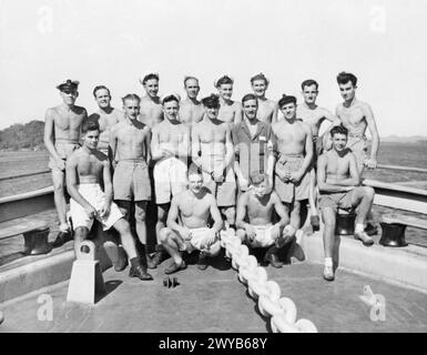 AVEC LA FLOTTE BRITANNIQUE DES INDES ORIENTALES. JUIN 1945, À BORD DU HMS EMPRESS, PORTE-AVIONS D'ESCORTE DE LA FLOTTE BRITANNIQUE DES INDES ORIENTALES. - Un groupe d'hommes du Devonshire servant tous dans le HMS EMPRESS. De gauche à droite : rangée arrière : le maître T Jordan, Swilly ; le maître G Bowles, Crownhill ; le matelot Able M Stoyle, Teignmouth ; le matelot Able C Adams, Prince Rock ; le matelot Able J Rea, Dartmouth ; le matelot Able d Stone, South Devon ; le matelot Able T d Williams, Plymouth ; Air Artificer 4 F Peters, South Devon. Rangée du milieu : Able Seaman C Salter, Musbury ; Able Seaman W Morgan, Exmouth ; Petty Officer G Hayman, Barnstable ; Seaman E Banque D'Images