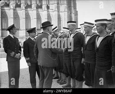LE HAUT-COMMISSAIRE NÉO-ZÉLANDAIS REND VISITE AU HMS KING ALFRED. 20 AOÛT 1942. - M. Jordan parlant aux Néo-Zélandais pendant son inspection. , Banque D'Images
