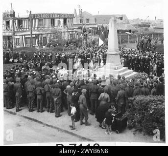 Les troupes britanniques et américaines, les marins du destroyer français la Combatable et les habitants de Courseulles participent à une cérémonie du jour de la Bastille au monument aux morts en Normandie libérée le 14 juillet, après la libération pendant le jour J. Banque D'Images