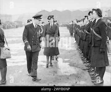 SAR la duchesse de Kent inspecte le personnel du WRNS au quartier général de Greenock le 15 octobre 1941. Banque D'Images