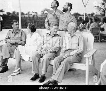 LE DUC D'YORK À GUAM. LE 9 AOÛT 1945, À BORD DU CUIRASSÉ HMS DUKE OF YORK LORS DE SA VISITE À GUAM. - L'amiral Sir Bruce Fraser, GCB, KBE, C in C British Pacific Fleet, avec l'amiral Nimitz, USN, quand ils ont assisté à un 'at Home' au club des officiers C in C PAC à Guam. , Banque D'Images