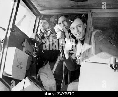 LES GARÇONS DE L'ATC VISITENT LA STATION AÉRIENNE DE LA MARINE ROYALE À BURSCOUGH, POTERIES. 9 FÉVRIER 1945, LORS DE LA VISITE D'UN GROUPE DE GARÇONS ATC À LA BASE AÉRIENNE DE LA ROYAL NAVY. LA VISITE FAISAIT PARTIE DE LEUR FORMATION. - Tout prêt à partir, point culminant de la visite du cadet à la station. , Banque D'Images