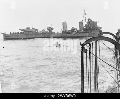 LE DESTROYER HMS EXPRESS EST ENDOMMAGÉ. 1940, À BORD DU HMS KELVIN ALORS QU'IL ALLAIT À L'AIDE DU DESTROYER ENDOMMAGÉ ET A PRIS À BORD DES SURVIVANTS. - Le baleinier du HMS KELVIN revient après avoir pris une ligne jusqu'au HMS EXPRESS endommagé. , Royal Navy, HMS Express, Torpedo Boat Destroyer, (1896) Banque D'Images