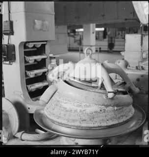 UNE BOULANGERIE MODERNE : LE TRAVAIL DE WONDER BAKERY, WOOD GREEN, LONDRES, ANGLETERRE, ROYAUME-UNI, 1944 - Une vue de l'extrémité d'alimentation de la première machine d'essai à la boulangerie Wonder, Wood Green. , Banque D'Images