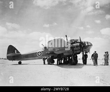 ROYAL AIR FORCE : OPÉRATIONS AU MOYEN-ORIENT ET EN AFRIQUE DU NORD, 1940-1943. - Un groupe de correspondants de guerre regarde Bristol Beaufort Mark I, L4502, du No. 39 Squadron RAF, probablement à LG 86, Egypte, qui était la base de l'unité de décembre 1941 à avril 1942. , Royal Air Force, Royal Air Force Regiment, Sqdn, 39 Banque D'Images