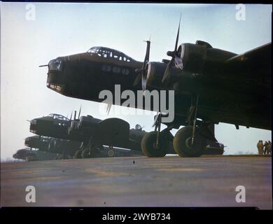 COMMANDEMENT DES BOMBARDIERS DE LA ROYAL AIR FORCE, 1942-1945. - Short Stirling B Mark I Bombers du No 7 Squadron RAF, alignés à Oakington, Cambridgeshire. , Royal Air Force, 7e escadron Banque D'Images