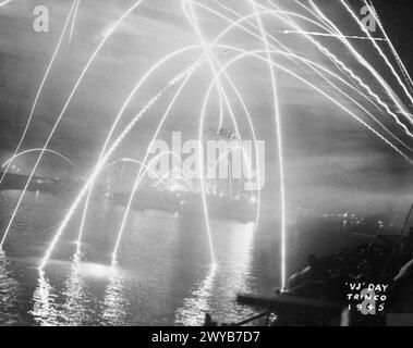 AVEC LE PORTE-AVIONS D'ESCORTE HMS EMPRESS À L'EST. JUILLET ET AOÛT 1945, À BORD DU HMS EMPRESS. DES SCÈNES DE CÉLÉBRATION NOCTURNES AVEC LA FLOTTE BRITANNIQUE DES INDES ORIENTALES À TRINCOMALEE LA NUIT DE VJ, ET DES PHOTOS OPÉRATIONNELLES JUSTE AVANT LA REDDITION JAPONAISE. - De l'IMPÉRATRICE alors que les unités de la flotte britannique des Indes orientales célébraient la nuit VJ à Trincomalee. , Banque D'Images