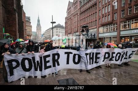 Hambourg, Allemagne. 05th Apr, 2024. Les partisans du mouvement climatique Fridays for future (FFF) manifestent à Mönckebergstraße dans le centre-ville de Hambourg. Crédit : Christian Charisius/dpa/Alamy Live News Banque D'Images