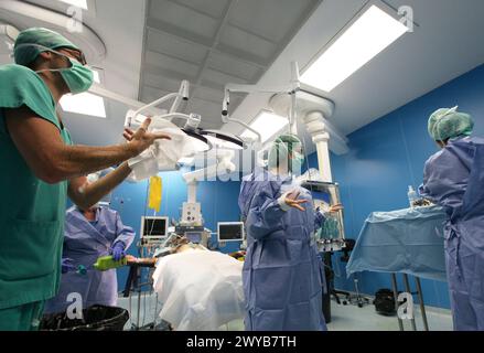 Gommage chirurgical et séchage, chirurgie de hernie abdominale, chirurgie d'urgence générale, salle d'opération, hôpital Donostia, Saint-Sébastien, Donostia, Gipuzkoa, pays Basque, Espagne. Banque D'Images