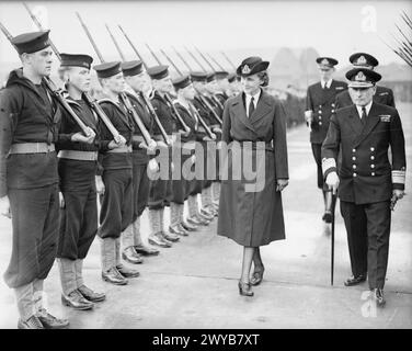 SAR la duchesse de Kent inspecte la Garde d'honneur à son arrivée au quartier général du WRNS à Greenock le 15 octobre 1941. Banque D'Images