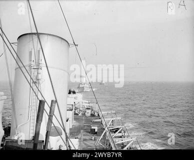 L'ARMADA ALLIÉE NAVIGUE SANS ÊTRE AGRESSÉE LORS D'UN GRAND EXERCICE DANS LE CHENAL. 9 SEPTEMBRE 1943 EN MER DANS LA MANCHE. LES FORCES TERRESTRES, MARITIMES ET AÉRIENNES ALLIÉES ONT EFFECTUÉ UN EXERCICE MAJEUR DE 24 HEURES DANS LA MANCHE SANS INTERFÉRENCE DE L'ENNEMI. LA GRANDE ARMADA NAVIGUE À MOINS DE 10 MILES DE LA CÔTE FRANÇAISE. LES BOMBARDIERS ET CHASSEURS ALLIÉS SOUTENANT L'OPÉRATION ONT EFFECTUÉ PLUS DE 300 SORTIES. AVEC UNE OPPOSITION ENNEMIE NÉGLIGEABLE. - Vu du HMS INVICTA du CANTERBURY et des embarcations de débarquement pendant l'exercice. , Banque D'Images