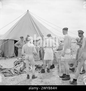 Les troupes de l'armée polonaise arrivant en Palestine en 1942-1943 reçoivent des uniformes tropicaux après leur libération d'emprisonnement soviétique, dans le cadre de la formation de la 3e Division des carpates. Banque D'Images