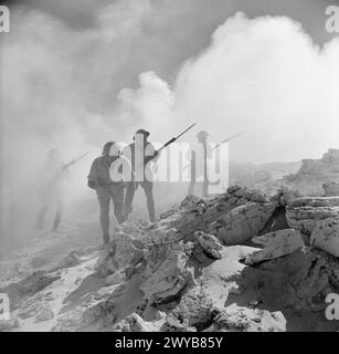 Le 3 septembre 1942, les troupes australiennes avancent lors de la seconde bataille d'El Alamein en Afrique du Nord. Banque D'Images