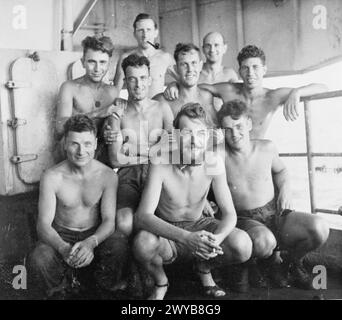 AVEC LA MARINE BRITANNIQUE À L'EST. MARS À MAI 1945, À LA BASE AÉRIENNE DE LA ROYAL NAVY COLOMBO, À BORD DU PORTE-AVIONS D'ESCORTE HMS EMPRESS, ETC - Groupe de matelots de marine servant à bord du porte-avions d'escorte britannique HMS EMPRESS. De gauche à droite : (de l'arrière) A/B d Wheeler (avec tuyau), de Deal, Kent ; N/A Jackman de Southfield, Londres. Rangée du milieu : l/A A C Parsons of Manchester ; S/A P E Duke of Upton Park, Londres ; S/A C Lamb of Glasgow ; l/A M A M Reeve of Luton. Première rangée : l/S A W J Huxley de Walworth, Londres ; photographe (A) P Stappenbeck de Newcastle-on-Tyne ; et A/F (E) K Turner de Plymouth. , Banque D'Images