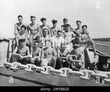 AVEC LA FLOTTE BRITANNIQUE DES INDES ORIENTALES. JUIN 1945, À BORD DU HMS EMPRESS, PORTE-AVIONS D'ESCORTE DE LA FLOTTE BRITANNIQUE DES INDES ORIENTALES. - Un groupe d'Écossais servant dans le HMS EMPRESS. De gauche à droite : rangée arrière : Able Seaman J Wright, Stirling ; Steward J Letson, Falkirk ; Petty Officer J Bell, Alloa ; Petty Officer R Lindsay, Renfrew ; Telegraphist W Anderson, Edinburgh ; Naval Airman J McPhee, Edinburgh. Rangée du milieu : Able Seaman J McLarty, Maybole ; Able Seaman W McGrorie, Irvine ; Leading Stoker R Sweeney, Blantyre ; Signalman d Campbell, Mairn. Au premier rang : le maître J Chapman, Burntisland ; Stoker P Gavin, Paisley ; Engi Banque D'Images