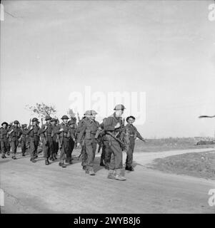 L'OPÉRATION TORCH, NOVEMBRE 1942 - les hommes du Royal Air Force Regiment marchent à l'intérieur des terres pour prendre possession de l'aérodrome de Maison Blanche après avoir atterri à la plage de Surcouf, à 20 miles à l'est d'Alger, le 9 novembre 1942. , Royal Air Force Banque D'Images