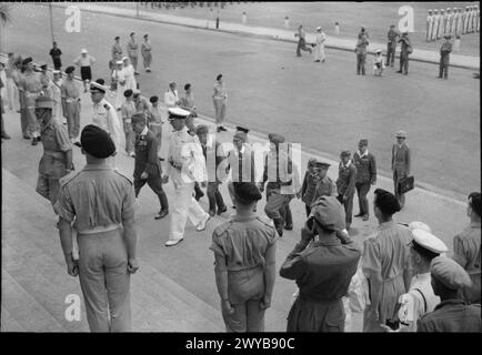 SIGNATURE DE LA REDDITION JAPONAISE À SINGAPOUR, 1945 - le général Itagaki et d'autres officiers supérieurs japonais sont escortés dans les bâtiments municipaux de Singapour pour la cérémonie de reddition. , Banque D'Images