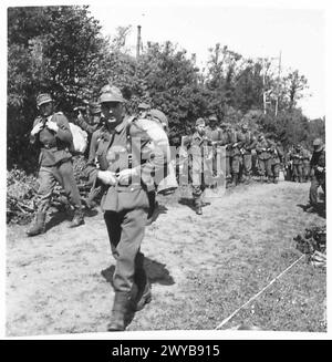 Les soldats allemands marchent pour rendre leurs armes à la frontière danoise, armée britannique, 21e groupe d'armées, supervisant les opérations de désarmement et d'occupation, 1945. Banque D'Images