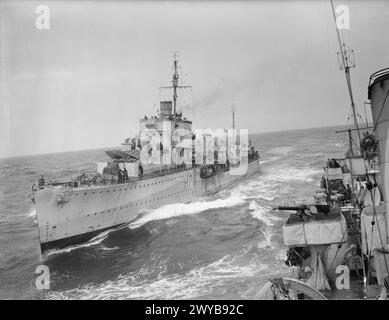 Le HMS Viscount et le HMS Fame opèrent dans l'Atlantique entre le 22 septembre et le 20 octobre 1942, transmettant un message et s'engageant dans des opérations anti-sous-marines contre des sous-marins allemands tout en escortant un convoi. Banque D'Images
