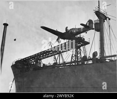 LA ROYAL NAVY PENDANT LA SECONDE GUERRE MONDIALE - le pilote d'un Hawker Sea Hurricane reçoit les dernières instructions avant de monter dans son avion sur la catapulte d'un navire marchand armé de catapulte (CAM) à Greenock. , Royal Navy, Merchant Service Fighter Unit Banque D'Images