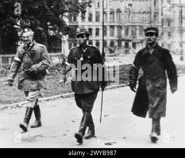 SOULÈVEMENT DE VARSOVIE, AOÛT-OCTOBRE 1944 - officiers polonais portant le drapeau de la trêve en route vers les positions allemandes. , Forces armées polonaises de l'Ouest, Armée de l'intérieur (Armia Krajowa), Armée polonaise Banque D'Images