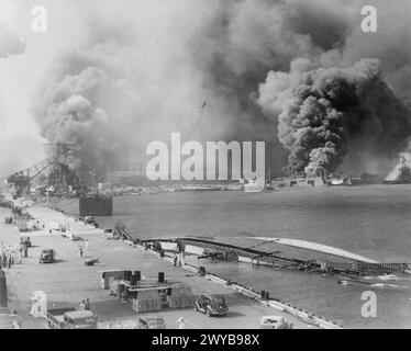 Au cours de l'attaque japonaise sur Pearl Harbor le 7 décembre 1941, l'USS Shaw est bombardé en cale sèche, l'USS Oglala chavire au mouillage et l'USS Helena est torpillé mais reste à flot. Banque D'Images