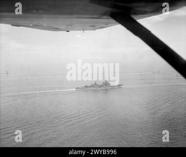 L'AUGUSTA ET SON ESCORTE DANS LA MANCHE. 14 JUILLET 1945, PHOTOGRAPHIE AÉRIENNE, APPROCHE DES DESCENTES. LE CROISEUR AMÉRICAIN AUGUSTA, TRANSPORTANT LE PRÉSIDENT TRUMAN À LA GRANDE RÉUNION DES TROIS, S'EST APPROCHÉ DES DOWNS AVEC SON ESCORTE DU CROISEUR BRITANNIQUE HMS BIRMINGHAM ET DES DESTROYERS HM SERAPIS, OBDURÉ, OBÉISSANT, ZÉLÉ, ZEPHYR, ET LE ZODIAC, ET LE CROISEUR AMÉRICAIN PHILADELPHIA. - L'AUGUSTA avec deux des destroyers britanniques d'escorte, OBDURÉS et OBÉISSANTS. , United States Navy, AUGUSTA (USS), croiseur lourd (1930) Banque D'Images