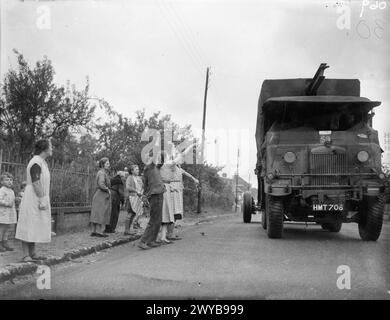 Le corps expéditionnaire britannique arrive à Bernay, en France, entre septembre et octobre 1939. Des civils français font des vagues lorsqu'un convoi de transport britannique passe à travers. Banque D'Images