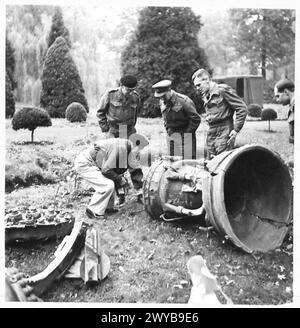 Le maréchal Montgomery examine les restes d'une fusée V-2 allemande près du quartier général du major-général Hobart, 79e division blindée, armée britannique, 21e groupe d'armées, 1945. Banque D'Images