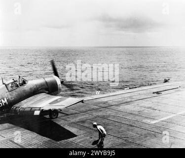 AVEC UN PORTE-AVIONS D'ESCORTE BRITANNIQUE DANS LES EAUX ORIENTALES. MAI 1945, LE CONSEIL D'ACTIVITÉS HMS EMPRESS. - Catapulter un chasseur-bombardier Grumman Hellcat sur sa mission de bombardement et de mitraillage d'un aérodrome tenu par les Japonais dans les îles Andaman. , Banque D'Images