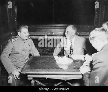 LA CONFÉRENCE DE YALTA, 1945 - le maréchal Staline (à gauche) parle au président Roosevelt assis à un bureau au Palais Livadia, où se déroule la conférence de Yalta. , Roosevelt, Franklin Delano, Staline, Joseph Banque D'Images