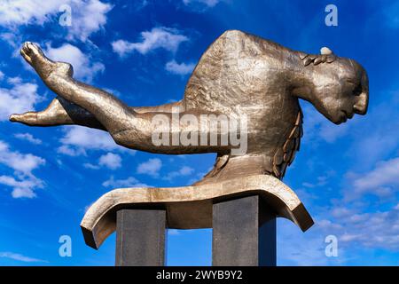 O Sireno, le Sireno, homme poisson en acier inoxydable, sculpture Leiro Francisco, Puerta del sol, Vigo, Pontevedra, Galice, Espagne. Banque D'Images