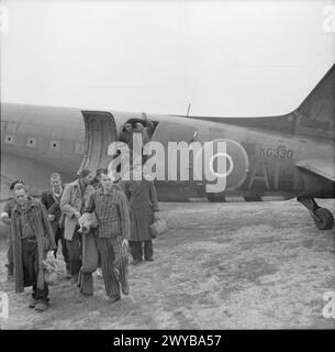 COMMANDEMENT DES TRANSPORTS DE LA ROYAL AIR FORCE, 1943-1945. - Des ressortissants belges, composés d'anciens travailleurs forcés et de détenus de camps de concentration, quittent un Douglas Dakota Mark III, KG330 'HC-AT', du No 512 Squadron RAF, à l'aéroport de Bruxelles, lors de leur rapatriement d'Allemagne. , Royal Air Force, Groupe, 52 Banque D'Images