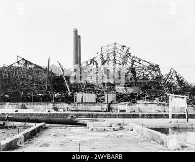 BOMBE ATOMIQUE août 1945 - hangars en ruine à l'usine Mitsubishi Steel and Armaments, à 760 mètres de l'hypocentre de Nagasaki. L'ensemble de l'ossature en acier a été déformé par l'effet du souffle. , Banque D'Images