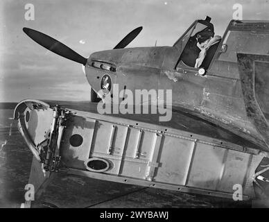 BRAS PNEUMATIQUE FLEET. 7 JANVIER 1942, À BORD DU HMS VICTORIOUS. PILOTES DE CHASSE ET LEURS MACHINES. - Lieut M Newman, RN, dans le cockpit de son Fairey Fulmar. , Banque D'Images