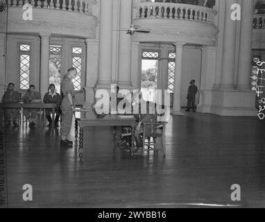 LA REDDITION JAPONAISE EN BIRMANIE, 1945 - le major-général Ichada signe le document de reddition à Rangoon au nom des forces japonaises en Birmanie. , Banque D'Images