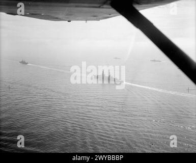 L'AUGUSTA ET SON ESCORTE DANS LA MANCHE. 14 JUILLET 1945, PHOTOGRAPHIE AÉRIENNE, APPROCHE DES DESCENTES. LE CROISEUR AMÉRICAIN AUGUSTA, TRANSPORTANT LE PRÉSIDENT TRUMAN À LA GRANDE RÉUNION DES TROIS, S'EST APPROCHÉ DES DOWNS AVEC SON ESCORTE DU CROISEUR BRITANNIQUE HMS BIRMINGHAM ET DES DESTROYERS HM SERAPIS, OBDURÉ, OBÉISSANT, ZÉLÉ, ZEPHYR, ET LE ZODIAC, ET LE CROISEUR AMÉRICAIN PHILADELPHIA. - L'AUGUSTA (au premier plan) suivant le croiseur américain PHILADELPHIA. Au loin se trouvent deux de ses destroyers d'escorte britanniques HMS ZEALOUS et HMS ZEPHYR. , Banque D'Images