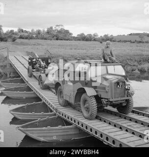 L'ARMÉE BRITANNIQUE AU ROYAUME-UNI 1939-45 - tracteur d'artillerie Morris-commercial C8 'Quad' et canon de campagne 25-pdr traversant un pont flottant à Slaght Bridge à Antrim, Irlande du Nord, le 26 juin 1942. Armée britannique, artillerie royale Banque D'Images