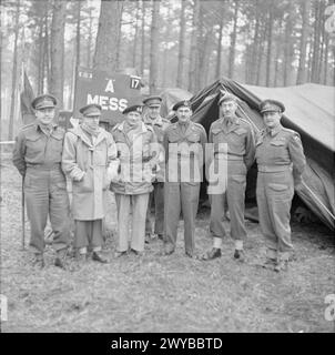 LE MARÉCHAL MONTGOMERY REND VISITE AUX TROUPES CANADIENNES DANS LE SECTEUR KLEVE - GOCH, ALLEMAGNE, FÉVRIER 1945 - DE GAUCHE À DROITE : major-général C Vokes (4e division blindée), général H d C Crerar (commandant de l'armée), maréchal Sir Bernard l Montgomery, lieutenant-général B G Horrocks (30 corps britannique, attaché à l'armée canadienne), lieutenant-général G C Simonds (2 corps), major-général d C Spry (3e division d'infanterie), et le major général A B Mathews (2e division). , Montgomery, Bernard Law, Armée britannique Banque D'Images