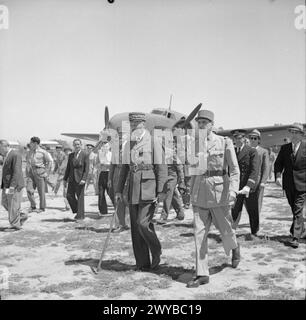 LES FRANÇAIS LIBRES PENDANT LA SECONDE GUERRE MONDIALE - le général de Gaulle avec le général Giraud marchant de son avion après l'arrivée de Gaulle en Afrique du Nord. De Gaulle avait voyagé pour des pourparlers avec Giraud, commandant en chef des forces françaises en Afrique du Nord ; ces pourparlers ont abouti à un nouveau Comité français de libération nationale dont de Gaulle et Giraud étaient chefs conjoints. , Giraud, Henri honore, de Gaulle, Charles André Joseph Marie Banque D'Images