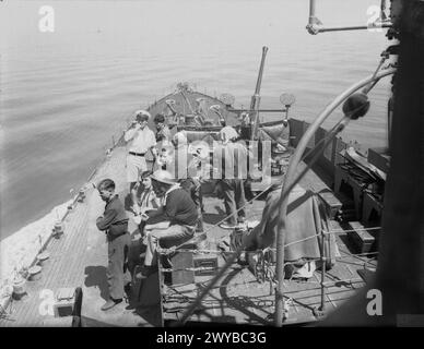 Le canon antiaérien Bofors de 40 mm à tourelle B du HMS Manchester est piloté lors d'une accalmie dans des attaques aériennes et sous-marines le 12 août 1942, opération Pedestal. Banque D'Images