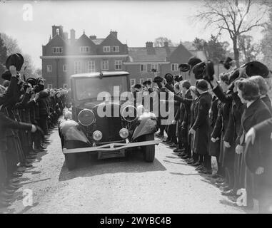 LA REINE INSPECTE WRNS. 11 MAI 1942, MANOIR DEDWORTH, WINDSOR. LA REINE A INSPECTÉ WRENS DU BUREAU DE PAYE DE LA MARINE. - Wrens acclamant la voiture royale alors que la Reine partait après l'inspection. Les membres du Women's Royal Naval Service (WRNS) étaient familièrement connus sous le nom de Wrens. Les Wrens de Dedworth Manor faisaient partie du complément d'un établissement à terre de la Royal Navy, nommé HMS President III. L'établissement était responsable de la paye, des comptes et de l'administration du personnel qui servait à bord de navires marchands équipés de moyens défensifs (DEMS). , Elizabeth, Reine, Royal Navy, Women's Royal Naval Service, Roya Banque D'Images