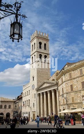 Piazza del Comune avec Palazzo del Capitano del Popolo et Temple de Minerve. Assise. Ombrie, Italie. Banque D'Images