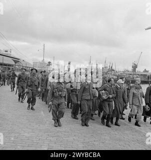 L'OCCUPATION ALLIÉE DE L'AFRIQUE DU NORD FRANÇAISE, 1942-1945 - Une colonne de prisonniers allemands et italiens défilant à travers les quais d'Alger pour embarquement, le 2 décembre 1942. , Armée britannique, armée de l'air allemande, armée de l'air italienne Banque D'Images