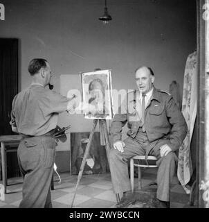 LES ARTISTES DE GUERRE SE RENCONTRENT EN ITALIE - légende originale en temps de guerre : le Capitaine Henry Carr, artiste de guerre avec les troupes alliées en Italie, trouve le Capitaine Edward Ardizone un sujet digne d'un protrait lorsqu'ils se rencontrent pour la première fois en Italie. Ardizone est arrivé dans le pays avec la 8e armée, à laquelle il est attaché depuis plus de deux ans. , Banque D'Images