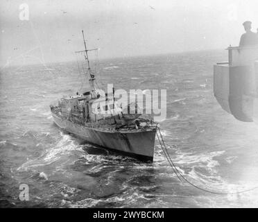 LA ROYAL NAVY PENDANT LA SECONDE GUERRE MONDIALE - le Rescue Motor Launch, ML 536, après avoir été remorqué par Escort Carrier HMS EMPRESS pour la deuxième fois. Un fil de 5,5 pouces et une corde de chanvre de 6 pouces ont été passés. , Ml 536 Banque D'Images