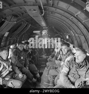 Les parachutistes de la 2nd Independent Parachute Brigade volent à bord d'un avion Dakota vers leur zone de largage à Megara, en Grèce, le 14 octobre 1944 lors d'opérations de l'armée britannique. Banque D'Images