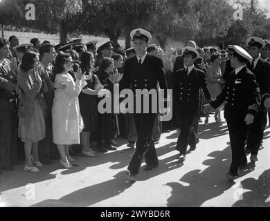 Les troupes britanniques, escortées par quatre croiseurs et destroyers sous le commandement du contre-amiral J. M. Mansfield, débarquent au Pirée et se rendent à Athènes aux côtés des unités de la Royal Hellenic Navy en octobre 1944. Banque D'Images
